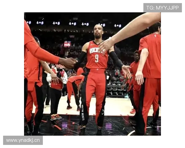 明日对决湖人太阳队球员登机照曝光布克狄龙等人齐亮相